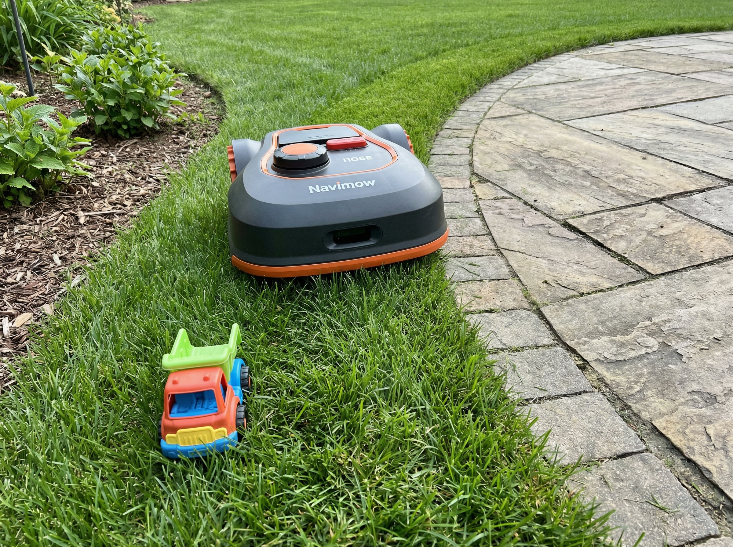 Detailbild: Navimow i105E an Kante und enger Passage im Garten