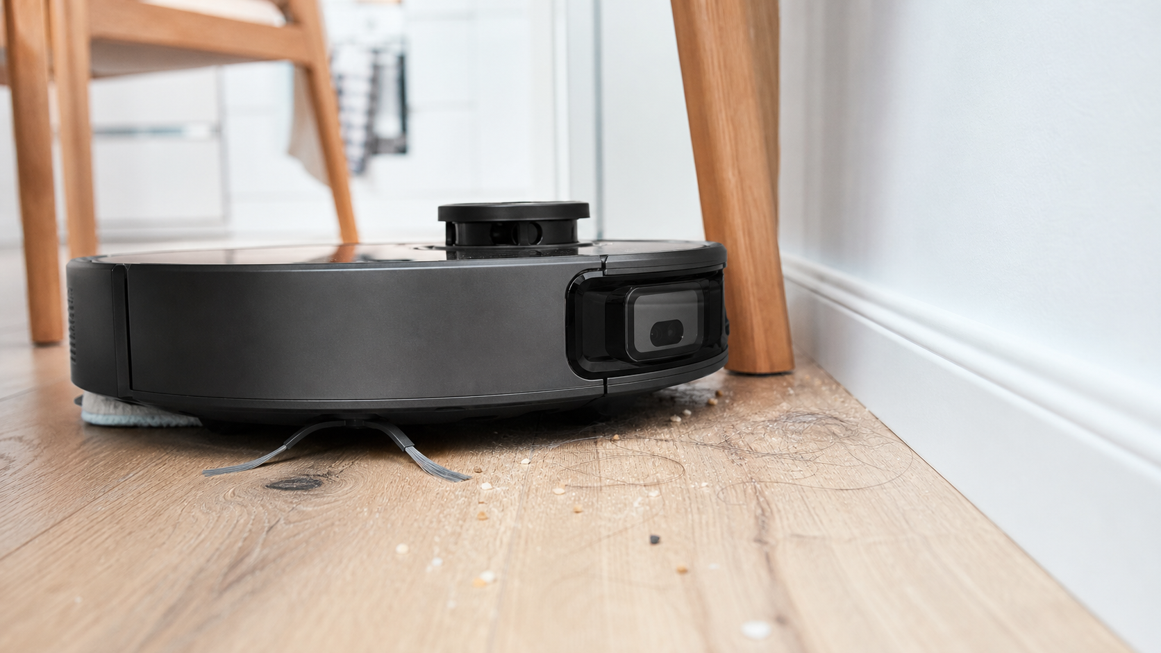 Ecovacs Deebot T50 Omni Gen3 Detailbild an Kante mit Haaren und Krümeln