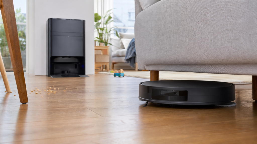 Ecovacs Deebot T50 Omni Gen3 als flacher Saugwischroboter mit Omni Station im Wohnzimmer
