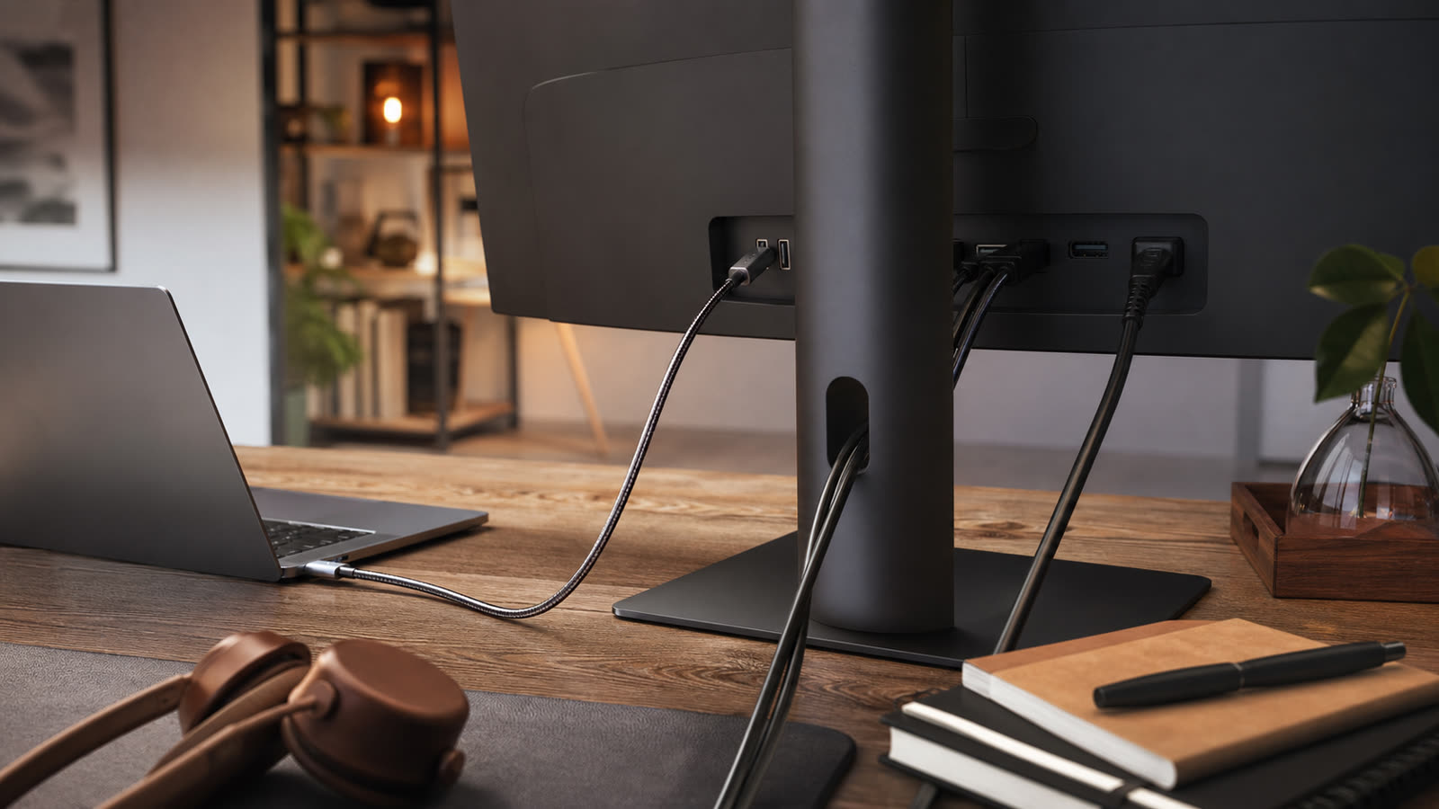 Rückseite eines 27-Zoll-Monitor-Setups mit USB-C-Kabeln und aufgeräumtem Schreibtisch